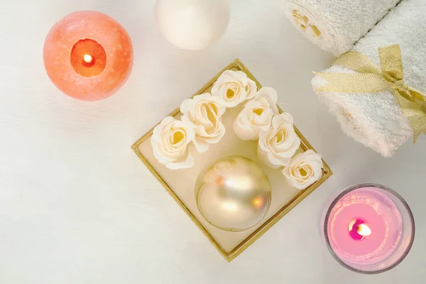 Savon Forme Roses Sur Fond Blanc Serviettes Bougies Une Boîte — Photo