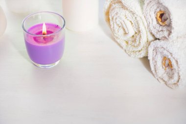 doğal kozmetik şişe taze lavanta çiçekleri, seçici odak ile