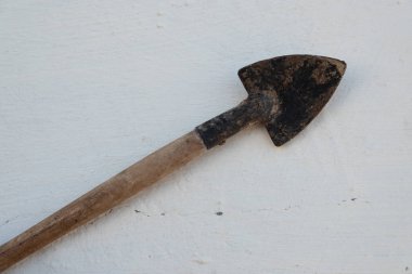 Bıçak üst köşegen yönünü arka ortasında mızrak ucu