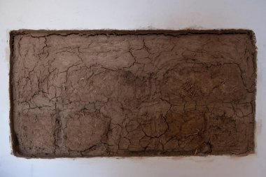 Adobe tuğla duvar parçası. Tuğla kil ve saman karışımı yapılmış. Rustik arka plan. Doğal doku. saman topraktan yapılan kil tuğla duvar