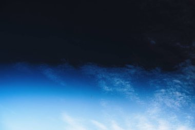 Mavi dokulu arka plan boya lekeleri ile noktasına. mavi gökyüzü mavi arka plan