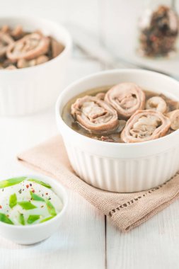 Moğolistan, Kalmıkya, Tuva, Buryatia, Kazakistan, Asya Avrupa Doğu göçebe halkların yerel yemeğiniyiyormuşsun. Karaciğer çorba karaciğer yağ