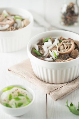 Moğolistan, Kalmıkya, Tuva, Buryatia, Kazakistan, Asya Avrupa Doğu göçebe halkların yerel yemeğiniyiyormuşsun. Karaciğer çorba karaciğer yağ