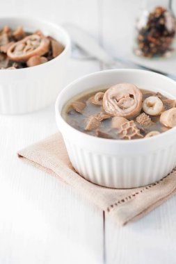 Moğolistan, Kalmıkya, Tuva, Buryatia, Kazakistan, Asya Avrupa Doğu göçebe halkların yerel yemeğiniyiyormuşsun. Karaciğer çorba karaciğer yağ