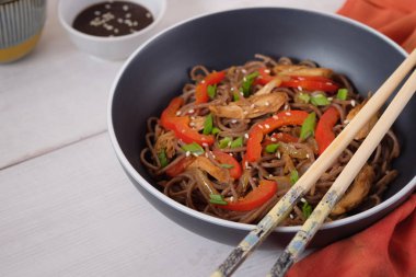 Karanlık makarna haşlanmış sebze ve ızgara tavuk. Seçici odak.