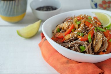 Karanlık makarna haşlanmış sebze ve ızgara tavuk. Seçici odak.