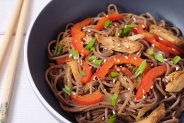 Karanlık makarna haşlanmış sebze ve ızgara tavuk. Seçici odak.