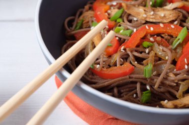 Karanlık makarna haşlanmış sebze ve ızgara tavuk. Seçici odak.