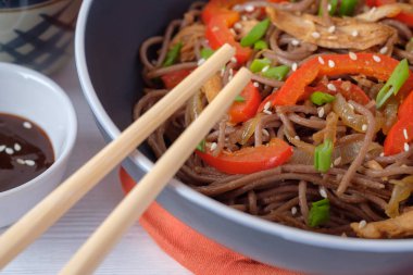 Karanlık makarna haşlanmış sebze ve ızgara tavuk. Seçici odak.