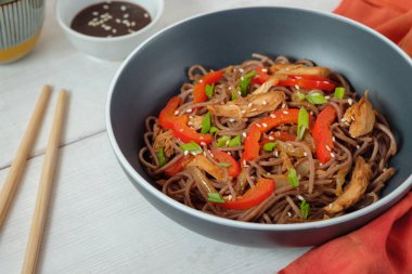 Karanlık makarna haşlanmış sebze ve ızgara tavuk. Seçici odak.