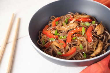 Karanlık makarna haşlanmış sebze ve ızgara tavuk. Seçici odak.