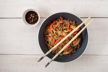 Karanlık makarna haşlanmış sebze ve ızgara tavuk. Seçici odak.