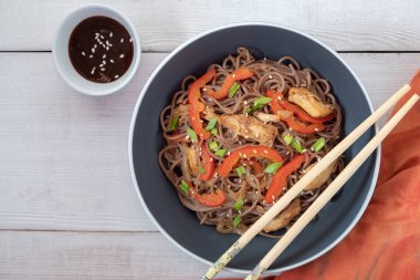 Karanlık makarna haşlanmış sebze ve ızgara tavuk. Seçici odak.