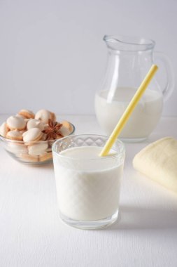 Bardak süt ve kurabiye kompozisyon