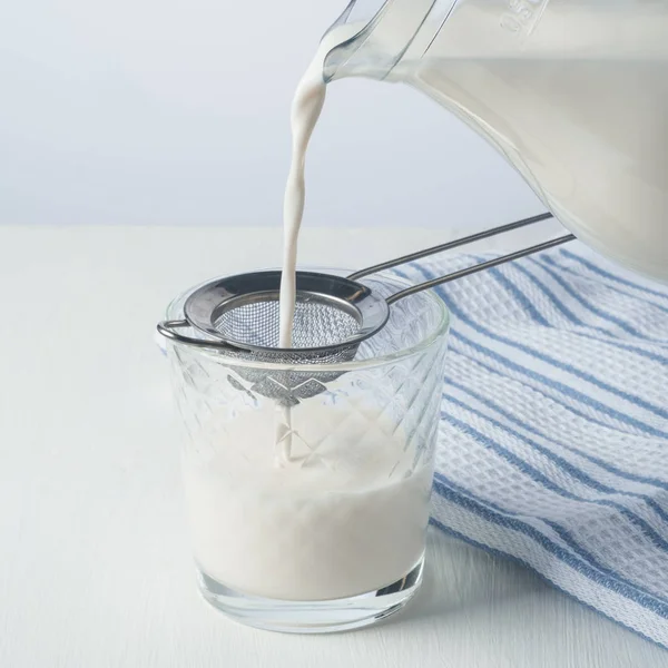 新鲜的牛奶 在玻璃水罐和玻璃 — 图库照片