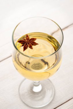 Beyaz ahşap zemin üzerinde beyaz şarap