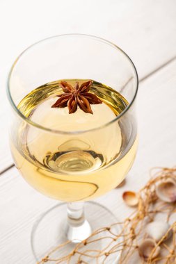 bir bardak beyaz şarap Beyaz ahşap zemin üzerinde. deniz Tema