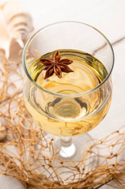 bir bardak beyaz şarap Beyaz ahşap zemin üzerinde. deniz Tema