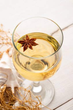 bir bardak beyaz şarap Beyaz ahşap zemin üzerinde. deniz Tema