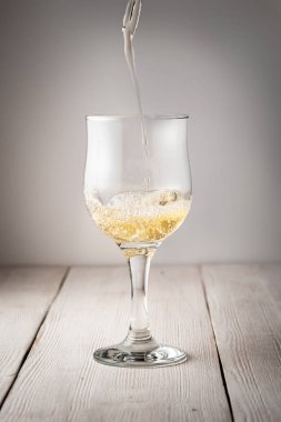 Beyaz ahşap zemin üzerinde beyaz şarap