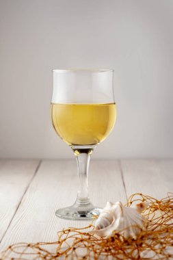 bir bardak beyaz şarap Beyaz ahşap zemin üzerinde. deniz Tema