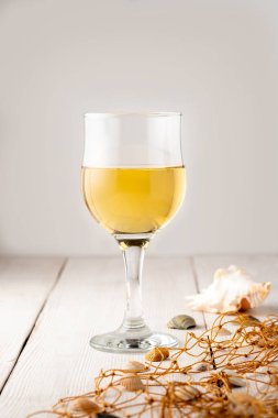 bir bardak beyaz şarap Beyaz ahşap zemin üzerinde. deniz Tema