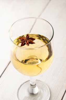 bir bardak beyaz şarap Beyaz ahşap zemin üzerinde. deniz Tema