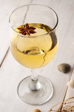 bir bardak beyaz şarap Beyaz ahşap zemin üzerinde. deniz Tema