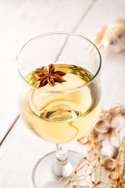 bir bardak beyaz şarap Beyaz ahşap zemin üzerinde. deniz Tema