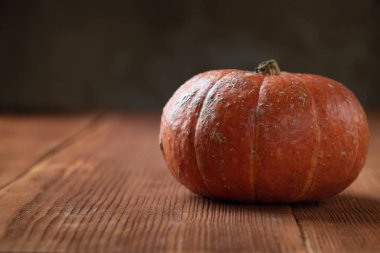 ahşap arka plan üzerinde izole kabaklar