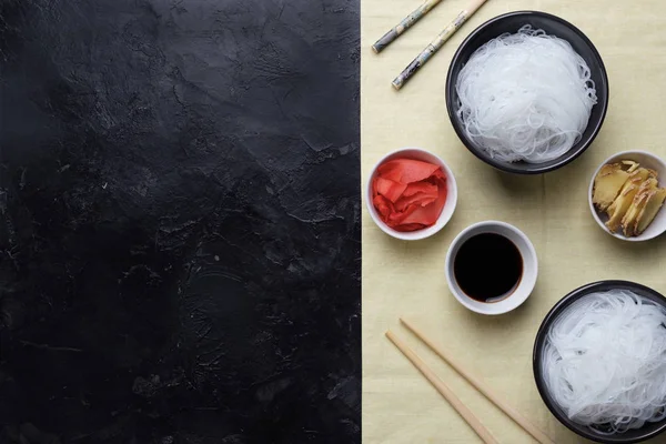 Asya Erişte - siyah arka plan üzerine selofan erişte