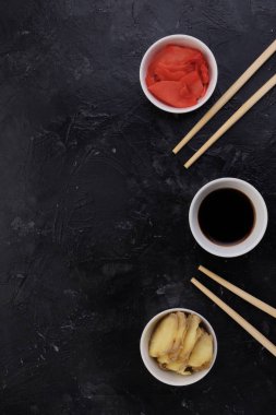 soya sosu ve kayrak bir kara tahta üzerinde turşu zencefil kökü.