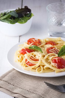 Domates ile makarna ve parmesan peynir