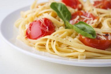 Domates ile makarna ve parmesan peynir