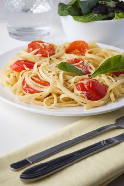 Domates ile makarna ve parmesan peynir