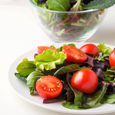 roka fesleğen taze kiraz domates salatası