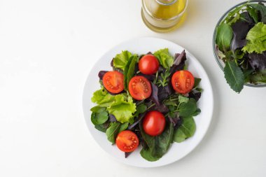 roka fesleğen taze kiraz domates salatası