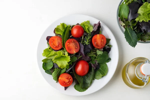 Salad Tomat Segar Dengan Arugula Basil Stok Gambar