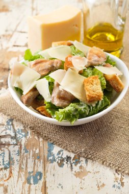 Deniz cehri çay ile portakal bir bardak taze deniz topalak meyveleri ile su bardağı ve bırakır. Bitkisel vitamin çay.