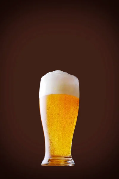 背景に冷たいビールのグラス アルコールを飲む — ストック写真