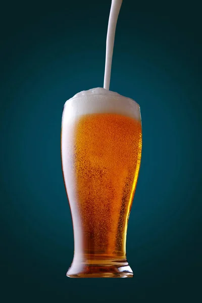 背景に冷たいビールのグラス アルコールを飲む — ストック写真