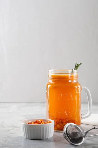 Zee Duindoorn Thee Met Sinaasappel Een Glas Kopjes Met Verse — Stockfoto