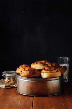 Baharat ve doldurma kakao ile taze pişmiş tarçınlı çörek. Tatlı ev yapımı pasta, tatlı.