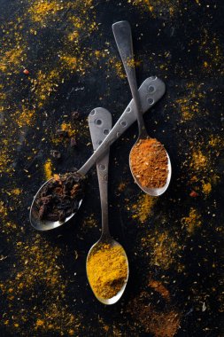 siyah arka plan, üstten görünüm üzerinde çeşitli renkli baharat.