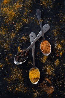 siyah arka plan, üstten görünüm üzerinde çeşitli renkli baharat.