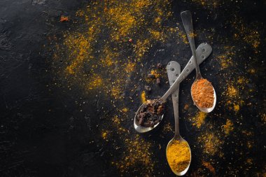 siyah arka plan, üstten görünüm üzerinde çeşitli renkli baharat.