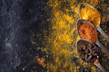 siyah arka plan, üstten görünüm üzerinde çeşitli renkli baharat.