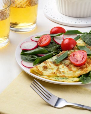 Yemek masası. Beyaz masada ev yapımı ıspanak Taco turp omlet, Meksika mutfağı