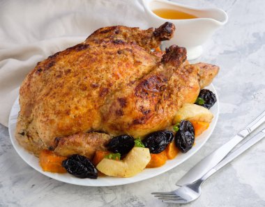 Kızarmış hindi, tavuk, kabak, kuru erik, elma ile süslenmiş. Şükran Günü. yavaş yemek