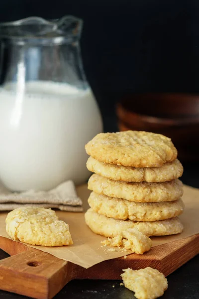 Erdnusskekse auf einem selbstgesponnenen Tuch mit Erdnüssen und Keksen. kein Schaudern hinzugefügt. Erdnussbutter. Erdnussbutter-Bäckerei. — Stockfoto